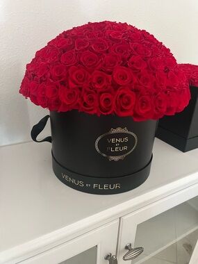 Venus et Fleur - Large Le Plein (150 Eternity Roses)